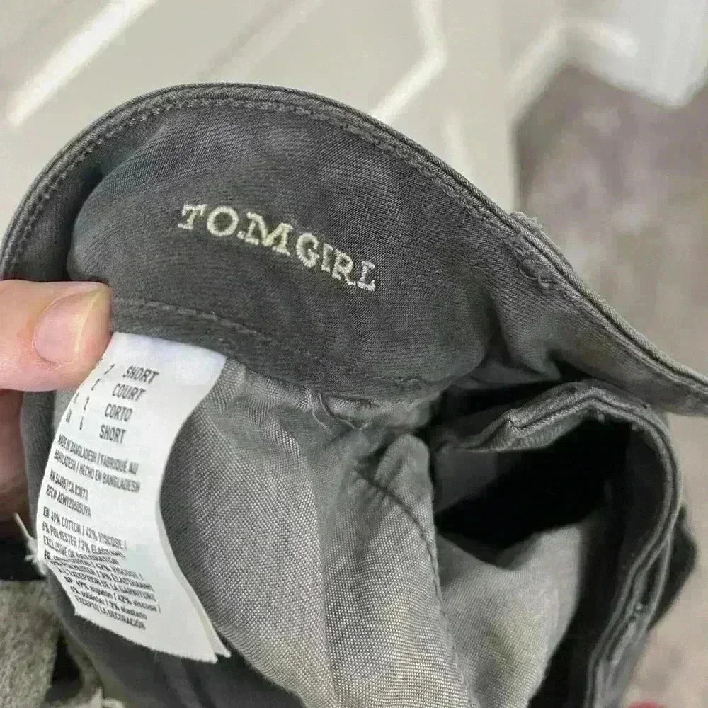 NWT American Eagle dark grey ripped tomgirl stretchy jeans size 2 short - Picture 2 of 10